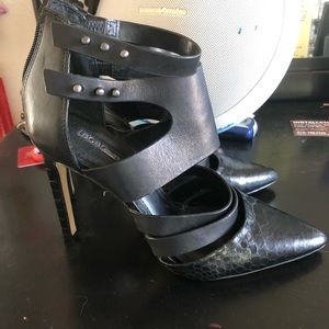 Black BCBG high heeled pumps